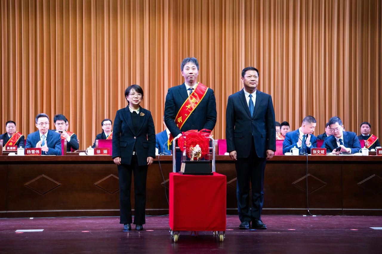 開門紅 | 巨人集團(tuán)獲區(qū)多項(xiàng)表彰 開門紅 | 巨人集團(tuán)獲區(qū)多項(xiàng)表彰