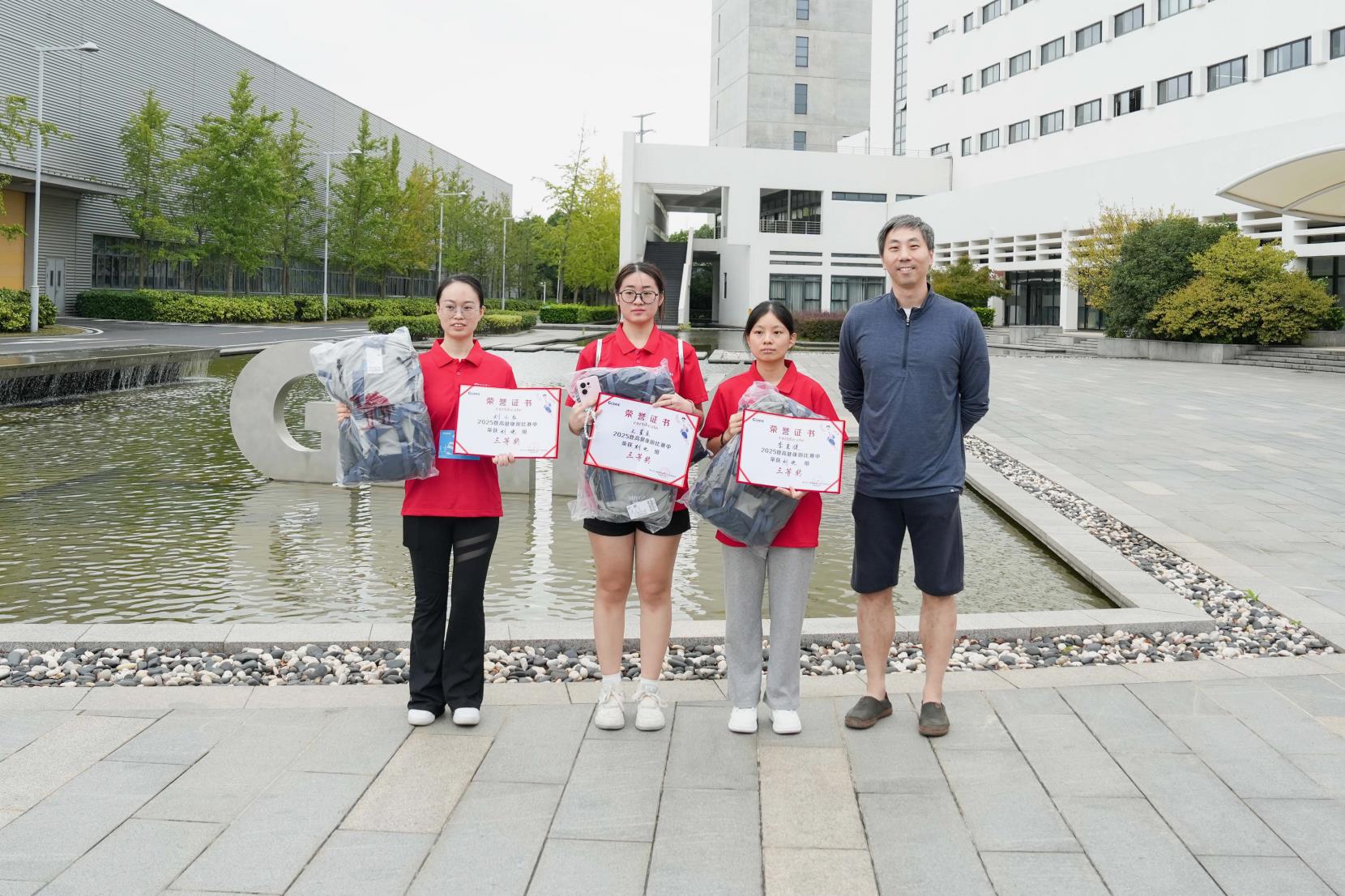 塔下再聚首 攀登勢(shì)正雄——巨龍電梯試驗(yàn)塔第六屆登高跑開賽 塔下再聚首 攀登勢(shì)正雄——巨龍電梯試驗(yàn)塔第六屆登高跑開賽