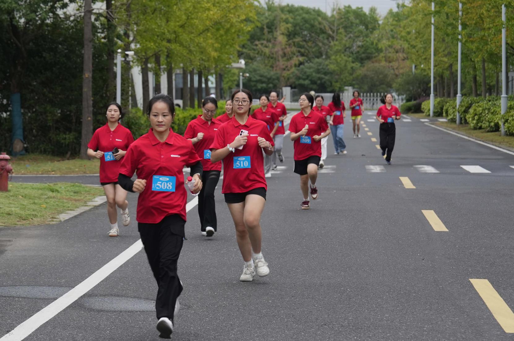 塔下再聚首 攀登勢(shì)正雄——巨龍電梯試驗(yàn)塔第六屆登高跑開賽 塔下再聚首 攀登勢(shì)正雄——巨龍電梯試驗(yàn)塔第六屆登高跑開賽