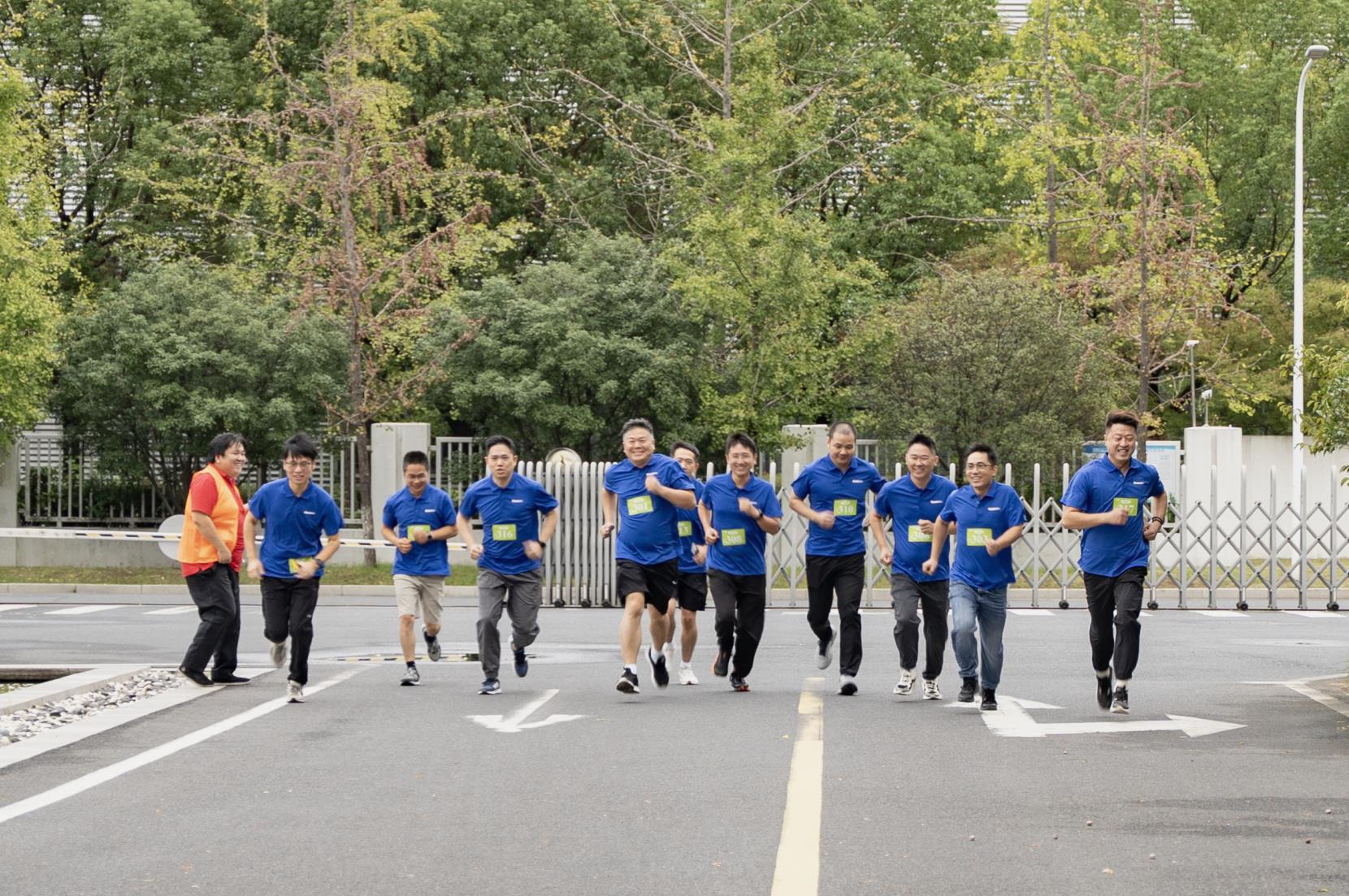 塔下再聚首 攀登勢(shì)正雄——巨龍電梯試驗(yàn)塔第六屆登高跑開賽 塔下再聚首 攀登勢(shì)正雄——巨龍電梯試驗(yàn)塔第六屆登高跑開賽